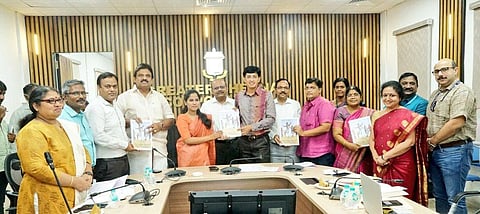 கையேட்டினை வெளியிட்ட மேயர் பிரியா