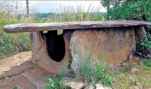 உடுமலை அடுத்த கொங்கல்நகர் கிராம பகுதியில் காணப்படும் கல் திட்டை.