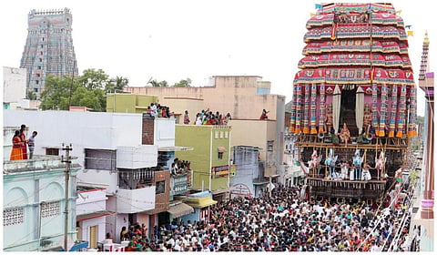 ஸ்ரீவில்லிபுத்தூர் ஆண்டாள் கோயில் ஆடிப்பூர தேரோட்டத்தில் திரளான பக்தர்கள் கலந்துகொண்டு தேரை வடம்பிடித்து இழுத்தனர்.