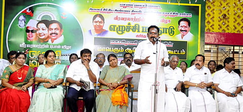 மதுரை முனிச்சாலையில் ஆக.20 அதிமுக மாநாடு குறித்து மகளிரணி சார்பில் நடந்த ஆலோசனைக் கூட்டத்தில் முன்னாள் அமைச்சர் செல்லூர் ராஜு பேசினார். படம்: நா.தங்கரத்தினம்.