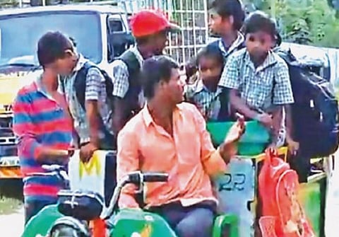 வருவாய் குறைவால் வழியில்லாத துயரம்: ஓசூர் தூய்மைத் தொழிலாளர்களின் சிறார்கள் கல்வியறிவுக்காக குப்பை வாகனத்தில் பயணம்