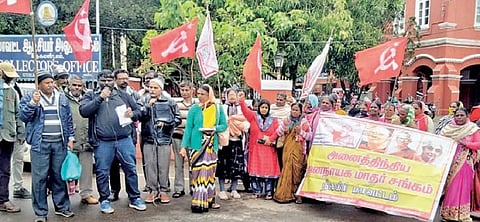 உதகையிலுள்ள மாவட்ட ஆட்சியர் அலுவலகம் முன்பு அனைத்திந்திய ஜனநாயக மாதர் சங்கம் தலைமையில் பல்வேறு அமைப்புகள் இணைந்து நடத்திய ஆர்ப்பாட்டத்தில் பங்கேற்றோர்.
