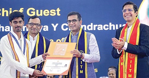 சென்னை ஐஐடியின் 60-வது பட்டமளிப்பு விழாவில், உச்ச நீதிமன்ற தலைமை நீதிபதி டி.ஓய்.சந்திரசூட் பங்கேற்று, மாணவர்களுக்கு பட்டங் களை வழங்கினார். உடன் ஐஐடி நிர்வாக குழு தலைவர் பவன் கோயங்கா, இயக்குநர் வி.காமகோடி. படம்: எஸ்.சத்தியசீலன்