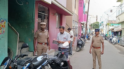 கோவை கோட்டைமேடு பகுதியில் என்.ஐ.ஏ அதிகாரிகள் சோதனை செய்கின்றனர். படங்கள் ஜெ.மனோகரன்