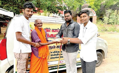 ஆதரவற்றோருக்கு உணவளித்து பசிப்பிணி போக்கும் மதுரை நண்பர்கள் குழு
