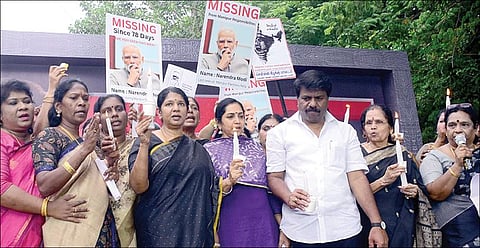 மணிப்பூரில் பெண்களுக்கு எதிராக நடைபெற்ற வன்கொடுமைகளைக் கண்டித்து திமுக மகளிரணி சார்பில் சென்னை வள்ளுவர் கோட்டம் அருகே நேற்று நடைபெற்ற ஆர்ப்பாட்டத்தில் பங்கேற்ற திமுக துணைப் பொது செயலாளர் கனிமொழி எம்.பி.,  தமிழச்சி தங்கபாண்டியன் எம்.பி., திமுக மாவட்டச் செயலாளர் நே.சிற்றரசு மற்றும்  மகளிரணி நிர்வாகிகள் உள்ளிட்டோர்.  படம்: எஸ்.சத்தியசீலன்
