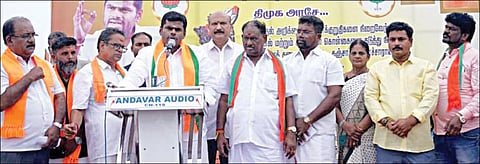 திமுக அரசைக் கண்டித்து பாஜக சார்பில் சென்னை சோழிங்கநல்லூரில் நேற்று நடைபெற்ற ஆர்ப்பாட்டத்தில் பேசினார் அக்கட்சியின் மாநிலத் தலைவர் அண்ணாமலை. உடன், கட்சி நிர்வாகிகள்.