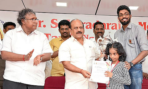 சென்னை ஆதம்பாக்கம் டிஏவி பள்ளி நிறுவனர் டாக்டர் எஸ்.வரதராஜன் நினைவாக நடைபெற்ற தமிழக அளவிலான செஸ் விளையாட்டு போட்டியின் மகளிர் 8 வயதுக்குட்பட்டோர் பிரிவில் வெற்றி பெற்ற சாத்விகாவுக்கு பரிசு வழங்குகிறார்  சிறு, குறு தொழில்துறை அமைச்சர் தா.மோ. அன்பரசன். உடன், கிராண்ட்மாஸ்டர் அதிபன் பாஸ்கரன், ஆதம்பாக்கம் டிஏவி பள்ளித் தாளாளர் வி.ராஜேந்திரன் உள்ளிட்டோர்.படம்: எம். முத்துகணேஷ்.