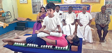 முட்டை மீது சிறுவர்கள் யோகாசனம் செய்து அசத்தல்