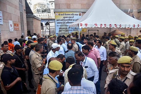 இன்று காலையில் கியான்வாபி மசூதியில் ஆய்வு நடத்துவதற்காக வந்த தொல்லியல் துறை அதிகாரிகள்