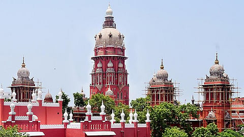 எஸ்.ஐ தேர்வில் மூன்றாம் பாலினத்தவருக்கு சிறப்பு இடஒதுக்கீடு கோரும் வழக்கில் தமிழக அரசு பதிலளிக்க ஐகோர்ட் உத்தரவு