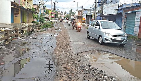 சேலம் கிச்சிப்பாளையம் களரம்பட்டி செல்லும் சாலையில் மழை நீருடன் சாக்கடை நீர் கலந்து சாலை சேறும் சகதியுமாக மாறியதால், வாகன ஓட்டிகள் மிகுந்த சிரமத்துக்கு உள்ளாகினர்.