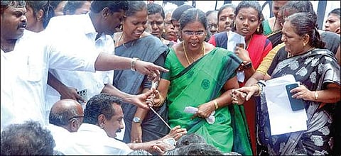 தென்காசியில் திமுக மகளிரணி ஆர்ப்பாட்டத்தின்போது மோதல், தள்ளுமுள்ளு ஏற்பட்டது.