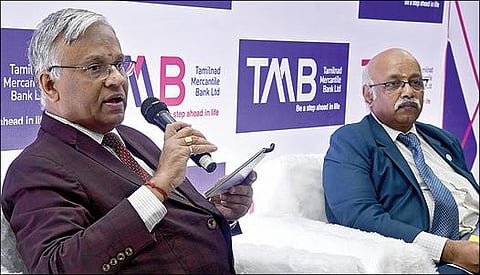 தூத்துக்குடியில் நேற்று செய்தியாளர்களிடம் பேசிய தமிழ்நாடு மெர்க்கன்டைல் வங்கியின் நிர்வாக இயக்குநர் மற்றும் தலைமை செயல்  அதிகாரி எஸ்.கிருஷ்ணன். உடன் தலைமை நிதி அலுவலர் பி.ஏ.கிருஷ்ணன். படம்: என்.ராஜேஷ்