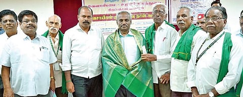 திருப்பத்தூர் மாவட்டத்தில் தோல் கழிவுநீரால் பாழடைந்த நிலத்தில் எந்த மாதிரியான பயிர்களை சாகுபடி செய்யலாம் என்ற ஆராய்ச்சி நடத்த நடவடிக்கை எடுத்த ஆட்சியர் பாஸ்கர பாண்டியனுக்கு, திருப்பத்தூர் மாவட்ட விவசாயிகள் பொன்னாடை அணிவித்து நன்றியை தெரிவித்தனர்.படம். ந.சரவணன்