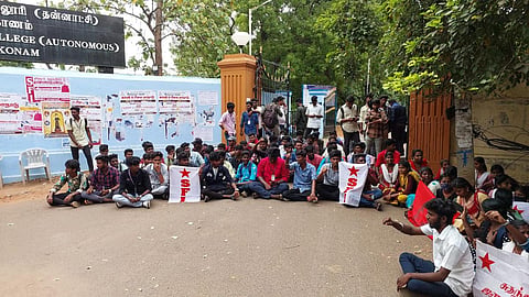 கும்பகோணத்தில் ஆர்ப்பாட்டத்தில்  ஈடுபட்ட கல்லூரி மாணவர்கள்