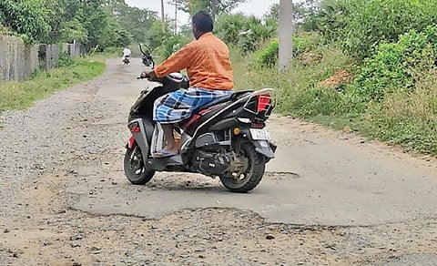 குண்டும், குழியுமான சாலையால் மேட்டூர் மக்கள் பரிதவிப்பு