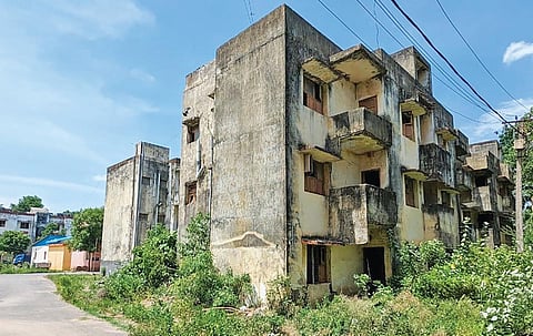 கடலூர், சிதம்பரம் பகுதிகளில் வலுவிழந்த வீட்டு வசதி வாரிய குடியிருப்புகள்: இடித்து அகற்றப்படுமா?