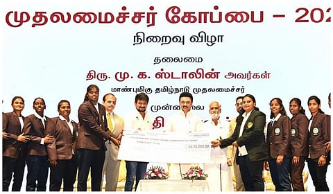 27ஆவது தேசிய மகளிர் கால்பந்து போட்டிகளில் தங்கம் வென்ற தமிழக அணியின் வீராங்கனைகளுக்கு  ரூ.60 லட்சத்துக்கான காசோலையை முதல்வர் ஸ்டாலின் வழங்கினார்.