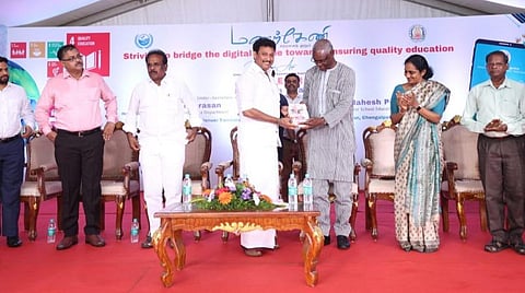 கல்வி பாடங்களை காணொலி வடிவத்தில் பயில `மணற்கேணி' என்னும் செயலியை யுஎன்சிசிடி அமைப்பின் கல்வி துறை நிர்வாக செயலர் இப்ராஹிம் தயாவ் தாம்பரத்தில் நேற்று தொடங்கி வைத்தார். உடன் அமைச்சர் அன்பில் மகேஸ், எம்எல்ஏ எஸ்.ஆர்.ராஜா உள்ளிட்டோர்.படம்:எம்.முத்துகணேஷ்
