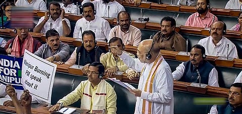 நாடாளுமன்ற மக்களவையில் நேற்று எதிர்க்கட்சி உறுப்பினர்களின் கடும் எதிர்ப்புக்கு இடையே பேசிய மத்திய உள்துறை அமைச்சர் அமித் ஷா.படம்: பிடிஐ