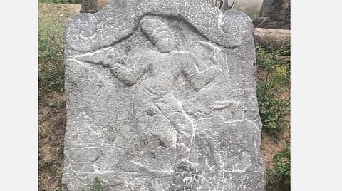கி.பி.15-ம் நூற்றாண்டைச் சேர்ந்த ஜல்லிக்கட்டு நடுகல் வாணியம்பாடி அருகே கண்டெடுக்கப்பட்டுள்ளது.