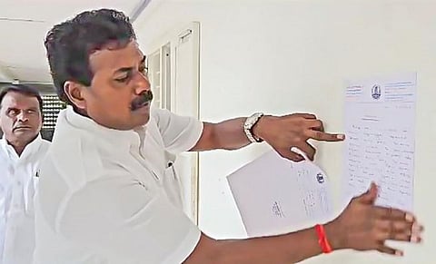 சேலம் பொதுப்பணித்துறை கண்காணிப்பு பொறியாளர் அலுவலகச் சுவரில், அதிகாரிகளை விமர்சித்து எழுதிய கடிதத்தை ஒட்டிய பாமக எம்எல்ஏ சதாசிவம்.