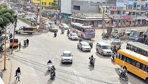 கோவை - திருச்சி சாலை சிங்காநல்லூர் சிக்னல் சந்திப்புப் பகுதி.    (கோப்புப் படம்)