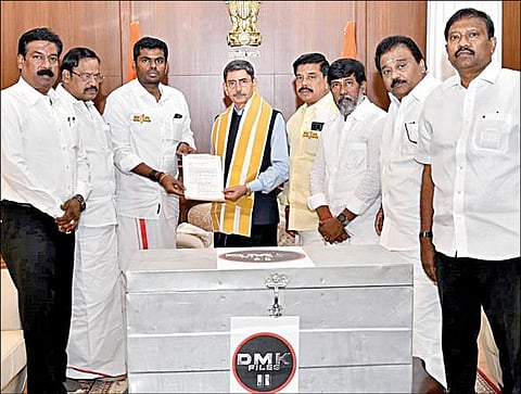 சென்னை ராஜ்பவனில் ஆளுநர் ஆர்.என்.ரவியை தமிழக பாஜக தலைவர் அண்ணாமலை நேற்று சந்தித்து, சில ஆவணங்கள் அடங்கிய இரும்பு பெட்டியை வழங்கினார். உடன், வி.பி.துரைசாமி, கரு.நாகராஜன், பால் கனகராஜ், கராத்தே தியாகராஜன் உள்ளிட்ட நிர்வாகிகள்.