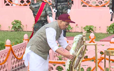 கார்கில் வெற்றி தினத்தை முன்னிட்டு, லடாக்கின் திராஸ் பகுதியில் உள்ள போர் நினைவிடத்தில், கார்கில் போர் தியாகிகளுக்கு பாதுகாப்புத்துறை அமைச்சர் ராஜ்நாத் சிங் நேற்று அஞ்சலி செலுத்தினார்.