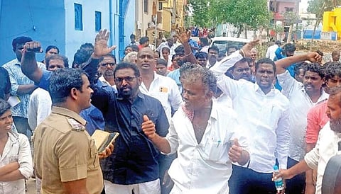 மின்சாரம் தாக்கி நெல்லை சிறுமி மரணம் - உறவினர்கள் மறியல்; போலீஸாருடன் தள்ளுமுள்ளு