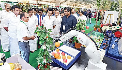 திருச்சியில்  நேற்று வேளாண் சங்கமம் நிகழ்ச்சியை தொடங்கி வைத்து அரங்குகளை பார்வையிட்ட முதல்வர் மு.க.ஸ்டாலின். உடன், அமைச்சர்கள் கே.என்.நேரு, எம்.ஆர்.கே.பன்னீர்செல்வம், அன்பில் மகேஸ் பொய்யாமொழி உள்ளிட்டோர்.