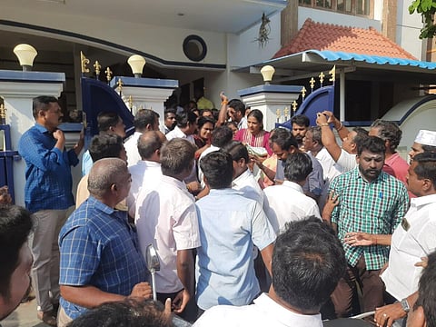 அமைச்சர் செந்தில் பாலாஜி சகோதரர் அசோக்குமார் வீட்டில் வருமான வரி சோதனை நடந்தபோது அதிகாரிகளை தாக்கிய திமுகவினர்
