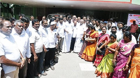 வேலூர் மாவட்ட காவல் கண்காணிப்பாளர் அலுவலகத்துக்கு மாநகர மாவட்ட செயலாளர் எஸ்.ஆர்.கே.அப்பு தலைமையில் மனு அளிக்க வந்த அதிமுகவினர். படம்: வி.எம்.மணிநாதன்.