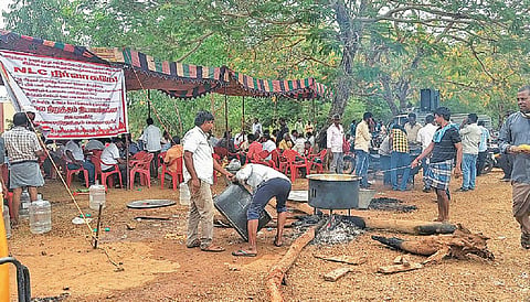 என்எல்சி தலைமை அலுவலகம் முன்பு காத்திருப்பு போராட்டத்தில் ஈடுபட்டுள்ள ஒப்பந்த தொழிலாளர்கள் அங்கேயே உணவு சமைத்து சாப்பிட்டனர்.