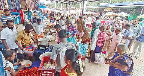 திண்டுக்கல் மார்க்கெட்டில் ஒரு கிலோ தக்காளி ரூ.60-க்கு விற்ற வியாபாரி: பொதுமக்கள் மகிழ்ச்சி
