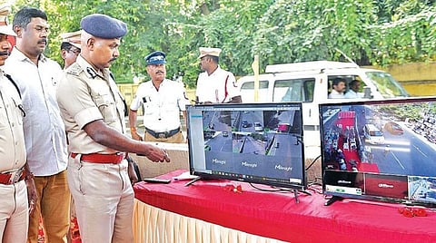 கோவை அவிநாசி சாலையில் தானியங்கி வேக அளவீட்டுக் கருவியை பயன்பாட்டுக்கு தொடங்கி வைத்த மாநகர காவல் ஆணையர் வே.பாலகிருஷ்ணன். அருகில், போக்குவரத்து துணை ஆணையர் மதிவாணன் உள்ளிட்டோர். படம்: ஜெ.மனோகரன்
