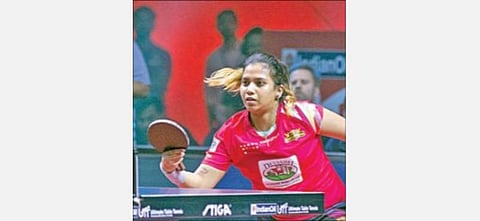 டெல்லி அணியின்  ஜா அகுலாவுக்கு எதிராக வெற்றி பெற்ற  கோவா  வீராங்கனை ரீத் ரிஷ்யா.