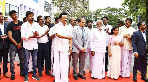 ரூ.16 கோடியில் மேம்படுத்தப்பட்ட சென்னை எழும்பூர் மேயர் ராதாகிருஷ்ணன் ஹாக்கி விளையாட்டு அரங்கம், ஒலிம்பிக் தரத்திலான புதிய செயற்கை இழை மைதானம், கலைஞர் நூற்றாண்டு பார்வையாளர் மாடத்தைமுதல்வர் மு.க.ஸ்டாலின் நேற்று திறந்துவைத் தார். உடன், விளையாட்டுத் துறை அமைச்சர் உதயநிதி ஸ்டாலின்,  துறை செயலர் அதுல்ய மிஸ்ரா உள்ளிட்டோர்.