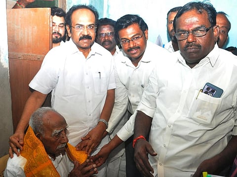 107 வயது நிறைவடைந்த ஓய்வூதியரை நேரில் சென்று பாராட்டு தெரிவித்த அமைச்சர்.