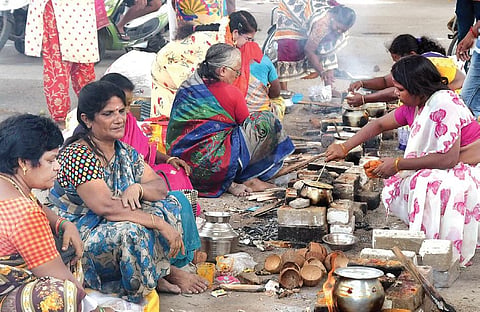 பொங்கலுக்குத் தயாராகச் சொல்லும் ஆடி