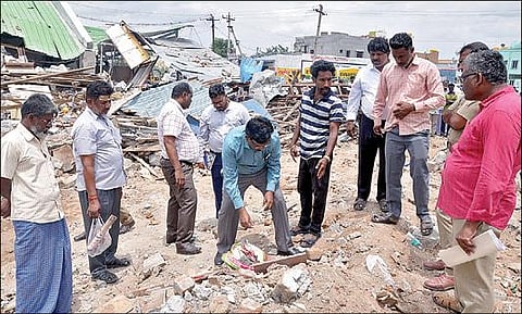 கிருஷ்ணகிரியில் பட்டாசு கிடங்கில் ஏற்பட்ட  வெடி விபத்தில் தரைமட்டமான பகுதியை ஆய்வு செய்து, இடிபாடுகளிலிருந்து வெடிக்காத வெடிகளைச் சேகரித்த மத்திய பெட்ரோலியம் மற்றும் வெடி பொருள் கட்டுப்பாட்டுத் துறையின் வேலூர் மண்டல வெடி பொருள் நிபுணர் கணேஷ் தலைமையிலான குழுவினர்.