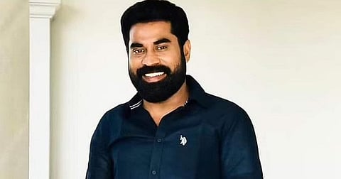 நடிகர் சுராஜ் வெஞ்சரமூடு கார் மோதி ஒருவர் காயம்