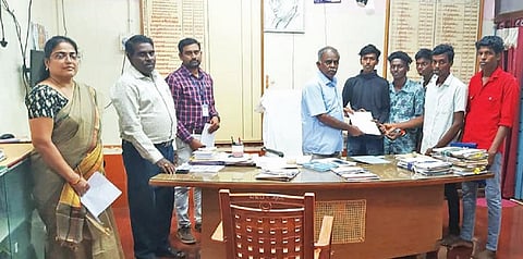 துணைத்தேர்வு எழுதி 10-ம் வகுப்பில் தேர்ச்சி பெற்ற மாணவர்களுக்கு, ஐடிஐ பயில சேர்க்கை படிவத்தை  அளிக்கும் கடலூர் மாவட்ட முதன்மைக் கல்வி அலுவலர் பழனி