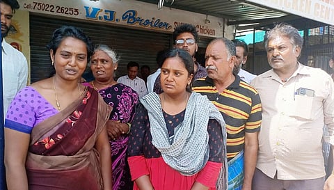 ஓட்டல் உரிமையாளரின் குடும்பத்தினர்,