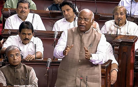 8-வது நாளாக முடக்கம்... நாடாளுமன்றக் கூட்டத் தொடரை வீணடிப்பது யார்? - அவையில் விவாதம்