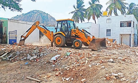 கிருஷ்ணகிரியில் பட்டாசு கிடங்கில் ஏற்பட்ட வெடி விபத்தில் தரைமட்டமான கடைகளின் கட்டிட இடிபாடுகள் பொக்லைன் மூலம் அகற்றும் பணி நேற்று நடந்தது.