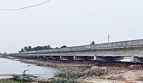 பழவேற்காடு பாலம் பார்க்க மட்டும்தானா? - பணி முடிந்து 6 மாதமாகியும் பயனில்லை; இணைப்புச் சாலை போட மண் இல்லை