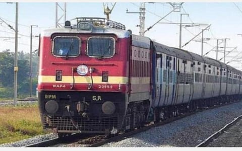 தென் மாவட்டங்களில் இருந்து சென்னைக்கு வந்த விரைவு ரயில்கள் பல மணி நேரம் தாமதத்தால் பயணிகள் அவதி