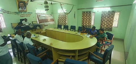 செட்டியார்பட்டி பேரூராட்சி கூட்டத்தில் இருந்து பெரும்பான்மை கவுன்சிலர்கள் வழிநடப்பு செய்ததால் காலியாக உள்ள இருக்கைகள்